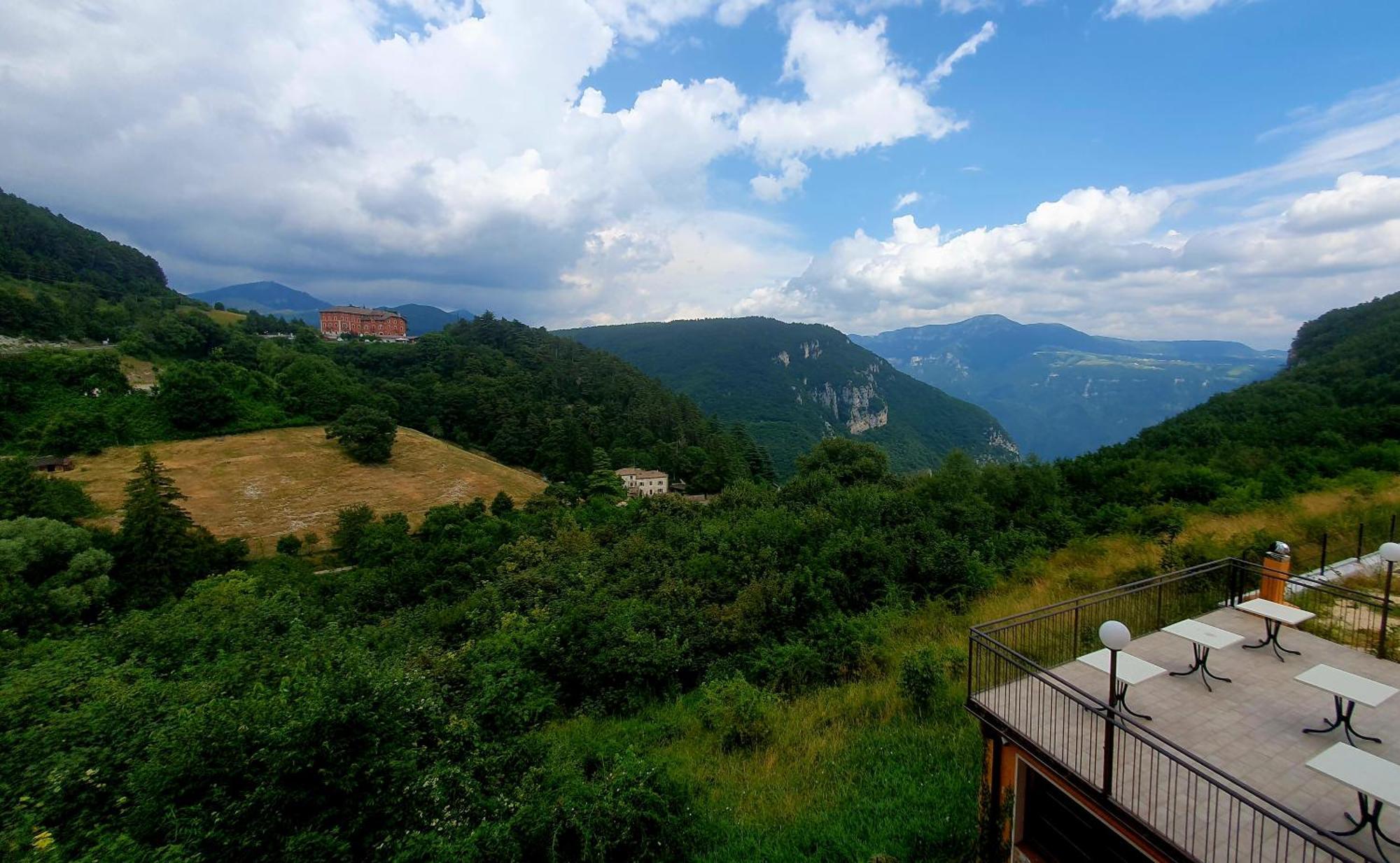 Hotel Serena Spiazzi Di Caprino Ngoại thất bức ảnh