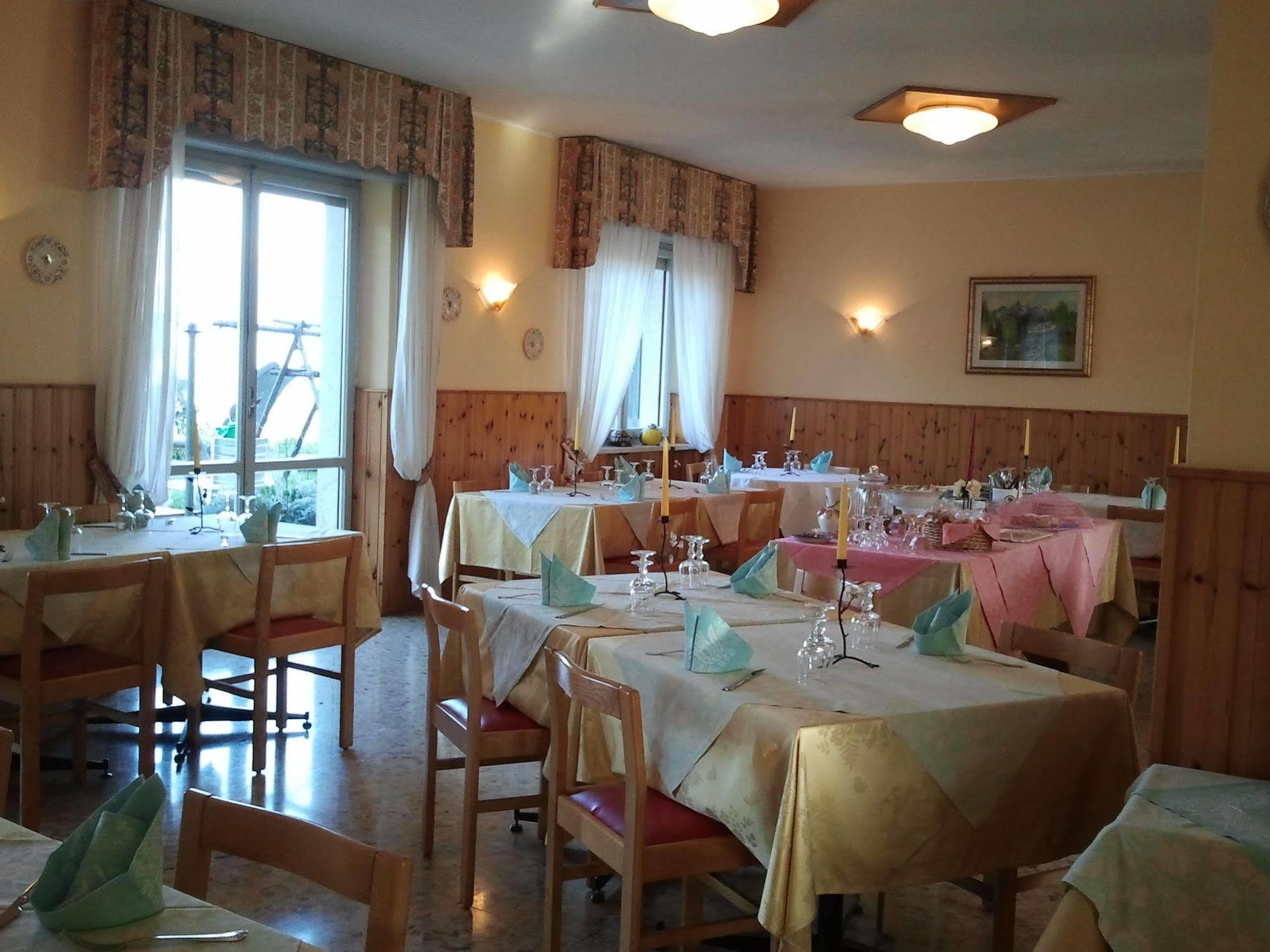 Hotel Serena Spiazzi Di Caprino Ngoại thất bức ảnh